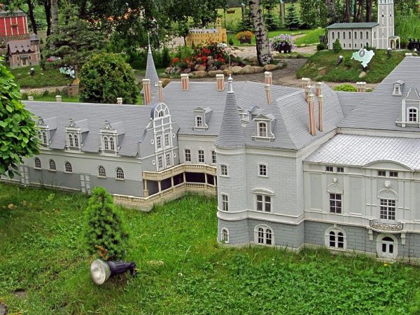 KOWARY - Park Miniatur Zabytków Dolnego Śląska -  Zespół pałacowo-parkowy Hrabiego Alexandra von Magnes w Bożkowie, jest jedynym w swoim rodzaju miejscem w Kotl