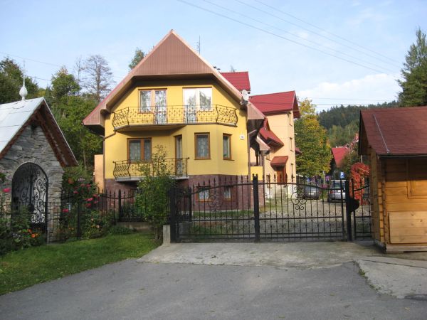 Dom przy kapliczce-kiosk