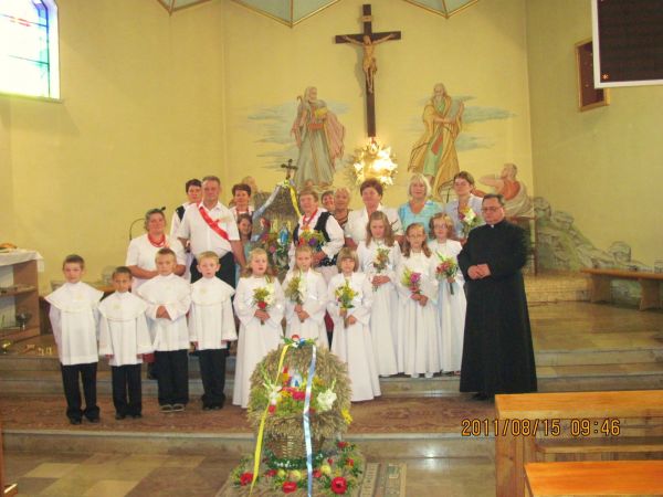 Wieniec z K.G.W. i dzieci komunijnych. Dożynki parafialne 2011r.