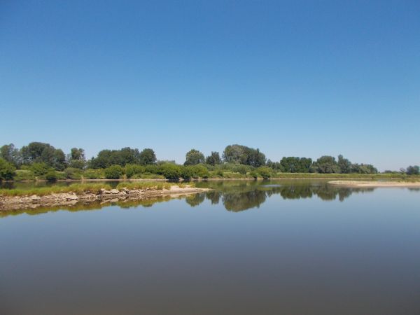 Na dalszym planie nadwiślańskie terytorium  Brzostkowa .