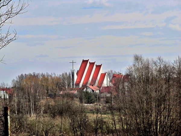 Dachy kościoła przy ulicy Starogardzkiej, widziane z terenu przy Urzędzie Miasta na ulicy Mickiewicza