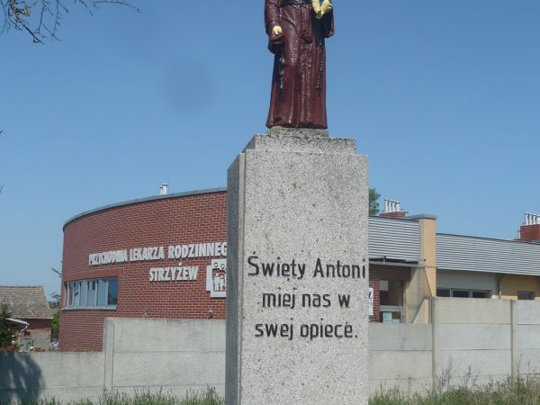 Na tle przychodni figura Św. Antoniego.