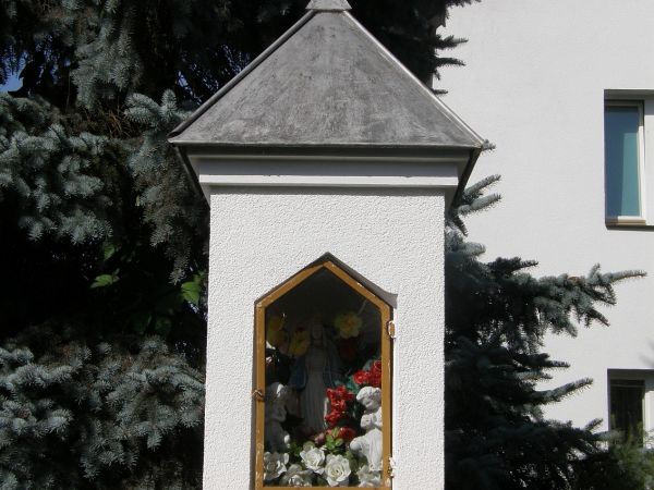 W drodze na Kwaskową Górę - przydrożna kapliczka