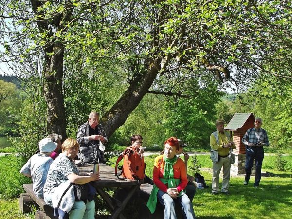 blisko drogi głównej - na skraju kompleksu leśnego wzniesiona została kapliczka, tam też ławostoły, co stwarza warunki do odpoczynku podczas rajdu, tu na  trasi