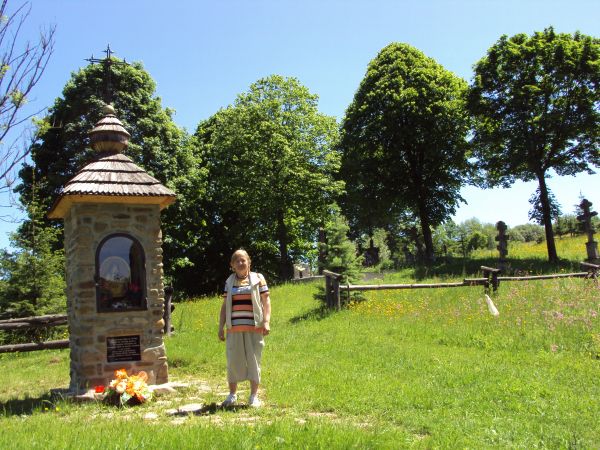 kapliczka na wzgórzu cerkiewnym, przed wejściem pozorowaną bramką w ogrodzeniu na cmentarz, służącym też jako lapidarium - krzyże zazwyczaj kamienne, dzieła rze
