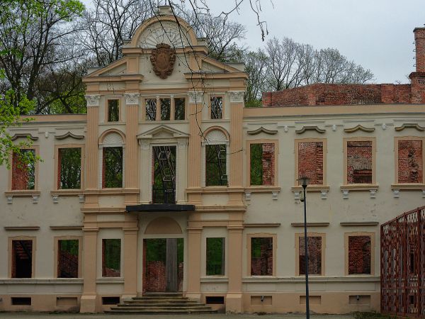 Żmigród - Zespół pałacowo - parkowy - ruiny pałacu Hatzfeldtów