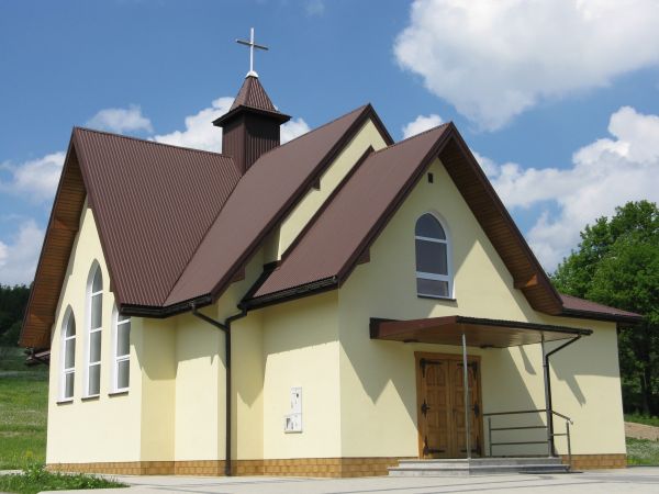 kościół filialny - niedawno wybudowany, uposażony.