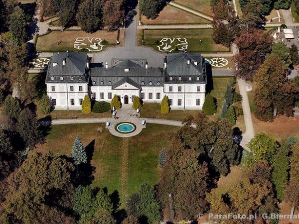Zdjęcie lotnicze Pałacu w Sieniawie. kompleks parkowy Sieniawskiego , Czartoryskich. Widok z lotu ptaka. Fotografia lotnicza.