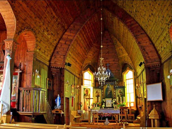 Drewniany kościół parafialny p.w. Matki Boskiej Śnieżnej , zbudowany w 1919 roku wg. projektu inż.arch. Kazimierza Osińskiego.