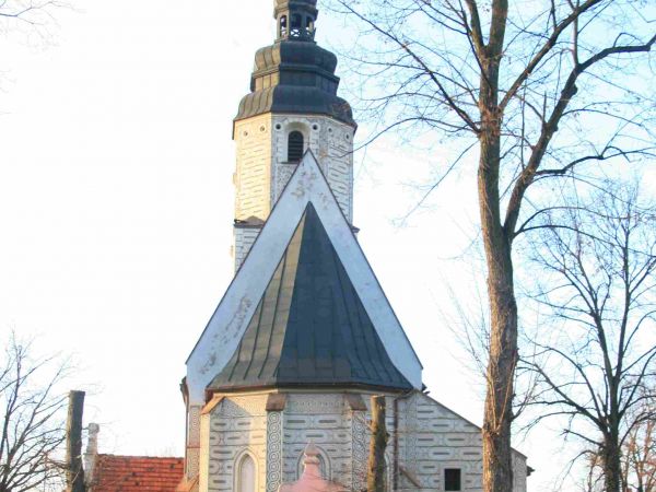 Kościół - niewielki, otoczony kamiennym murem, położony w cieniu dębów kościół jest jednym z nielicznych zachowanych na Śląsku przykładów wiejskiego, dworskiego