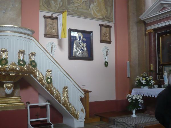 Ambona i oprawione w ramie srebrna suknia MB  Śnieżnej.