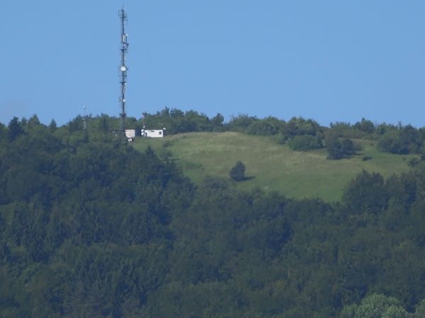 widok z drogi, która prowadzi obniżeniem wśród pól i łąk, ponad którymi góruje  Tokarnia  - 778m npm, z przekaźnikiem, najlepszy punkt widokowy w całej okolicy.