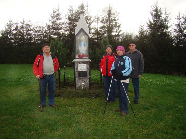 na wzgórzu była cerkiew, filialna, pw. Soboru N.P.Marii, drewniana, zbudowana w 1802 roku, odnowiona i częściowo przebudowana w l. 1924-8, później opuszczona i