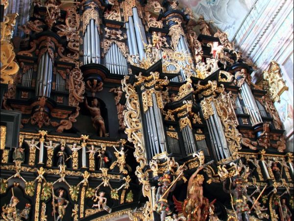 Bazylika Zwiastowania NMP w Leżajsku – wzniesiona w miejscu, gdzie według tradycji ukazała się w 1590 roku Tomaszowi Michałce Matka Boska. Sprawują nad nią opie