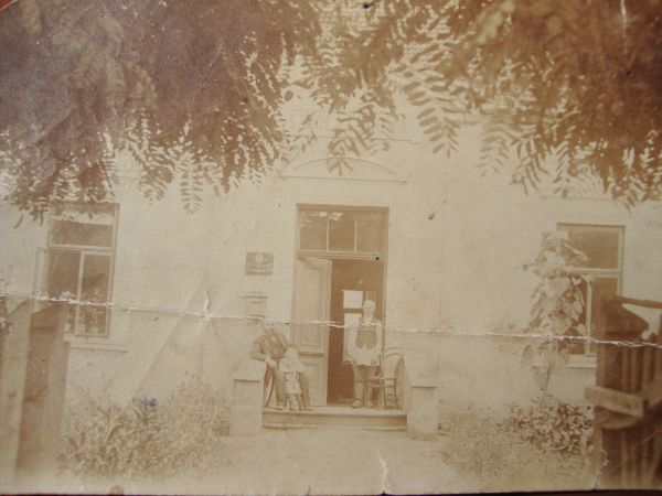 Szkoła w Brzyskach w 1903 roku. Przed szkołą ówczesny kierownik 
p. Lachman.