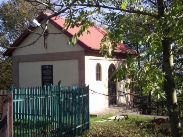 na kirkucie dwa ohele : cadyka Menachema Mendla i jego żony oraz cadyka Cwi Hirscha i jego syna cadyka Józefa Friedmana /inne zdjęcia ukazują drugi ohel/.     I