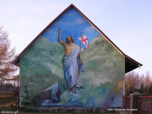 Kozioł.  Na uwagę zasługuje piękne malowidło Jezusa zmartwychwstałego na szczycie domu gospodarczego przy cmentarzu parafialnym Najświętszego Serca Jezusowego w