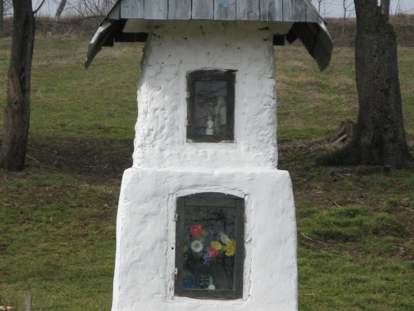 przydrożna zabytkowa kapliczka, jest wiele we wsi, co świadczy o dążeniu do zachowania śladów wiary i kultury - na zdjęciu: fundacji Klimków.