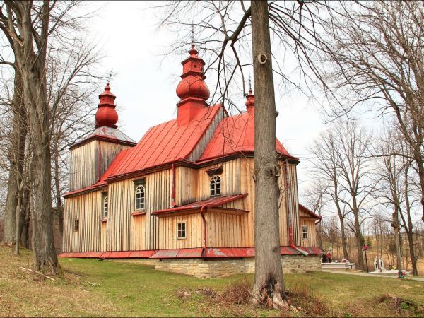 Drewniana filialna cerkiew greckokatolicka p.w.  św. Paraskewii w Hołuczkowie . Zbudowana w 1858 przez miejscowego cieślę Konstiantyna Melnyka. Wewnątrz cerkwi