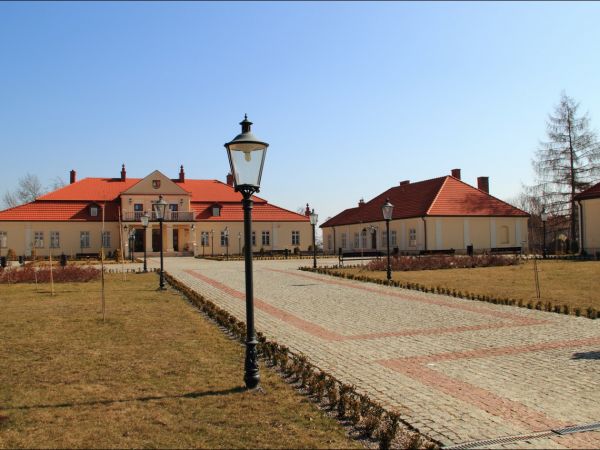 Dwór starościński wzniesiony przez starostę Krzysztofa Szydłowieckiego jako zespół rezydencjalno-obronny - obecnie muzeum