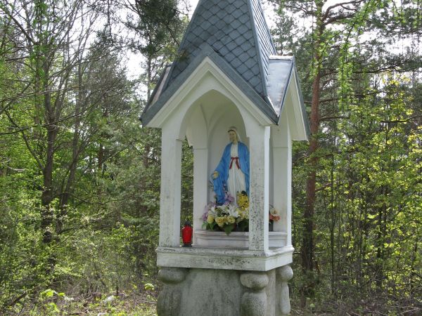 kapliczka przydrożna - to świadectwo wiary prostej, ale zaskakującej swoją czystością i mocą.