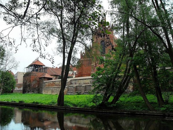 Kościół pw. św. Mateusza widziany zza Wierzycy z terenu Parku