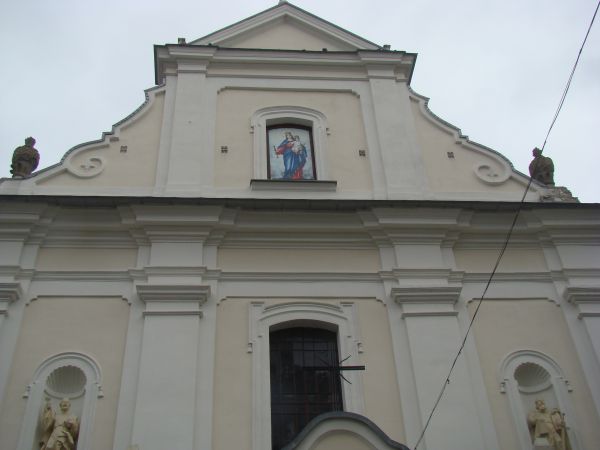 fasada  kościoła, na osi: wnęka zamknięta łukiem - z obrazem Matki Boskiej z Dzieciątkiem - ok. 1901r.