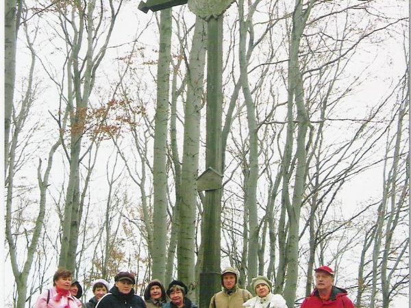 na górze Kopacz - 536m npm, przy krzyżu Związku Łowieckiego z Sanoka - na drzeworycie scena ze św. Hubertem klęczącym przed jeleniem, święty ten jest patronem m