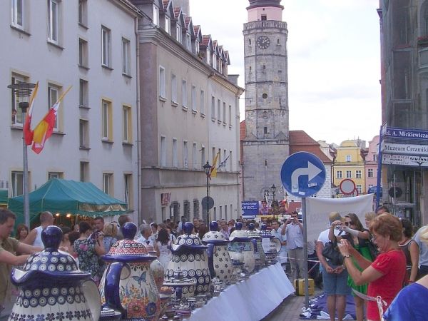 Rynek Ratusz - ul. 80 Sierpnia: fragment stołu z nakryciem stołowym przy pobiciu rekordu Guinessa (całość powyżej 200 mb długości 23 VIII 2009 r.)