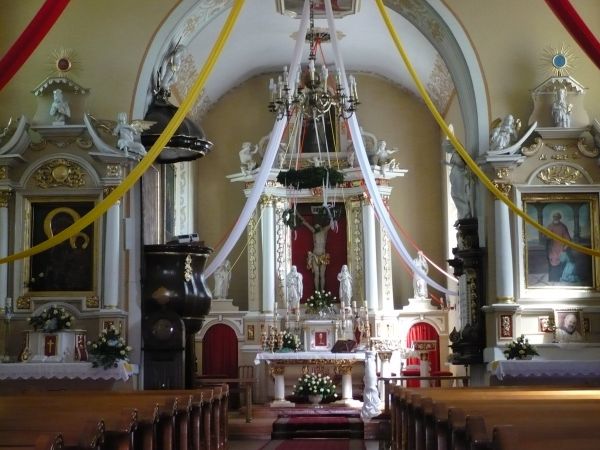 Widok na ołtarz i wnętrze kościoła