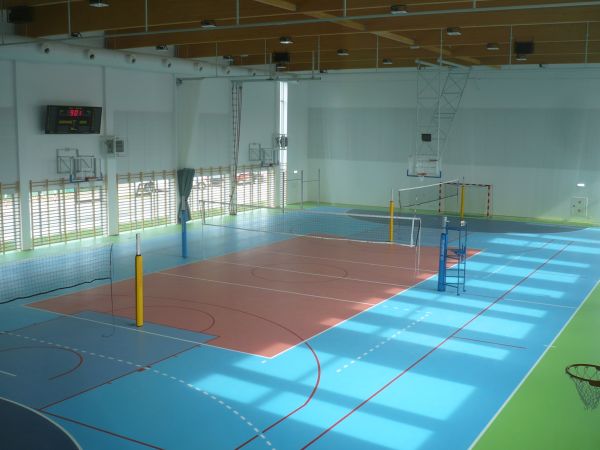 widok  hali  z  łącznika.