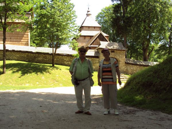 przed / obok : bramy głównej do zespołu cerkiewnego - założenia kompozycji przestrzennej, po prawej : wzgórze cmentarne. Laureat nagrody w konkursie ogłoszonym