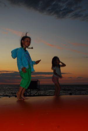 Zabawy dzieci na plaży w Międzywodziu