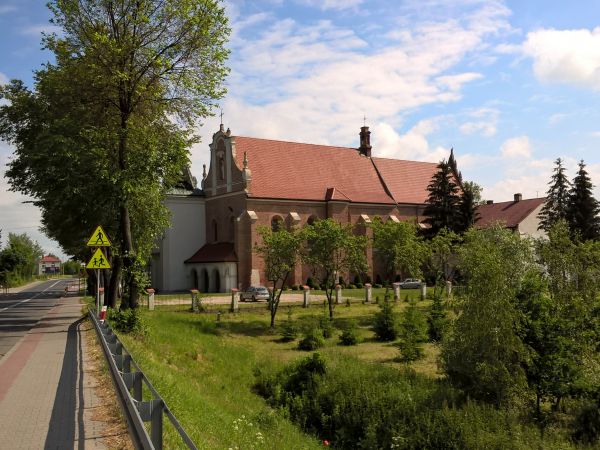 Kościół  po franciszkański   pamięta XIII w.Droga obok to trakt królewski Kraków-Sandomierz.