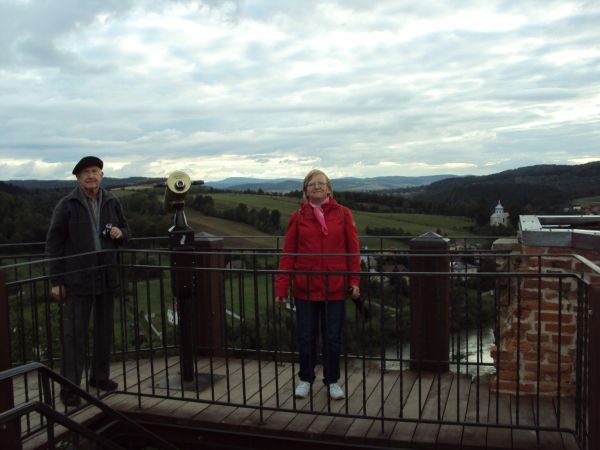 mroczno, n/z na jednej z kościelnych wież - platforma widokowa, kontury brył klasztornych odczytujemy, dolinę Osławy oswajamy, platformę oddano do użytku i pośw