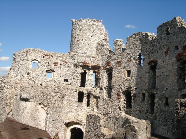 ZAMEK  OGRODZIENIEC  znajduje się w osadzie  Podzamcze , około 2 km na wschód od miejscowosci  Ogrodzieniec.