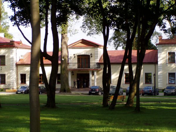 Dworek Korytków - hotel i restauracja na terenie 4 hektarowego, XIX- wiecznego parku.
www.dworekkorytkow.pl