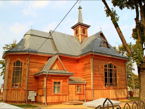 Drewniany kościół parafialny p.w. Matki Boskiej Śnieżnej , zbudowany w 1919 roku wg. projektu inż.arch. Kazimierza Osińskiego.