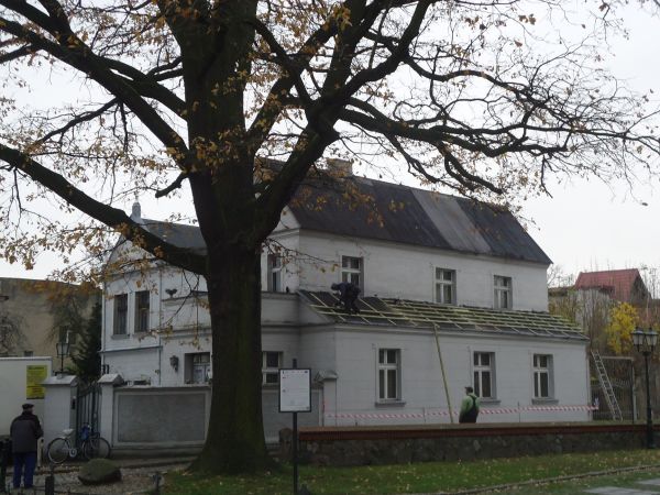 Dawny zajazd z 1777 , piętrowy, nakryty dachem łamanym ze ścianami bocznymi (w typie dachu krakowskiego). Obecny budynek przebudowany.