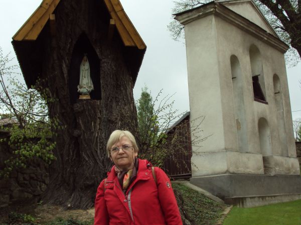 w obrębie założenia wzgórza kościelnego - tu przy figurze Matki Bożej, dalej dzwonnica parawanowa, z bramką, przepruta arkadami - tam zawieszone dzwony.