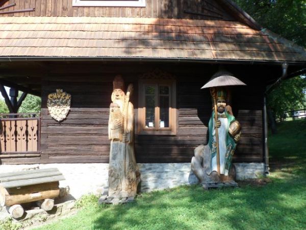 przed chyżą rzeźby przedstawiające świętego bpa Ambrożego - po lewej wyobrażany przez bartników a po prawej przez pszczelarzy - tak umówiliśmy się z przewodniki