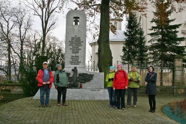 przed kościołem a przy Pomniku Ofiar Systemów Totalitarnych - z akcentem patriotycznym - ofiarom zsyłek, obozów - społeczność rymanowska.