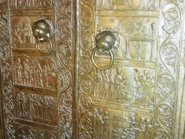 Słynne tysiącletnie  , brązowe drzwi Gnieźnieńskie.