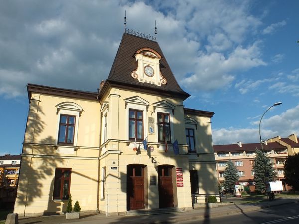 Eklektyczny ratusz z końca XIX w.