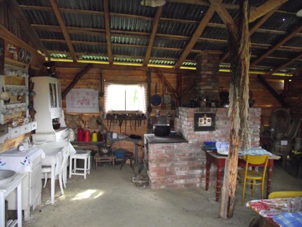 na skansenie u Tomka Kędry - na przysiółku Podlas - tu w "bawialni / salonie" - tu nas przyjmowano, goszczono, częstowano - same "pychoty" były - dziękujemy !