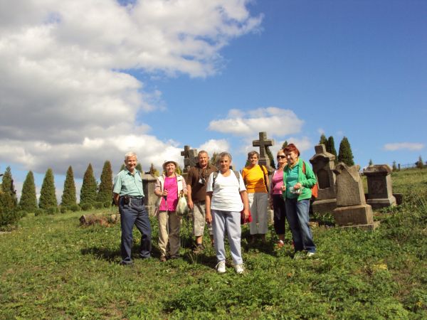 przy lapidarium w sektorze cmentarza parafialnego - po prawej.