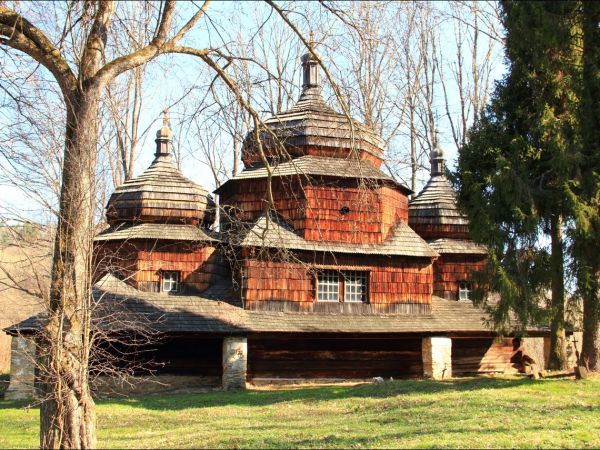 Drewniana cerkiew greckokatolicka pw. św. Dymitra w Piątkowej. Zbudowana przed 1732 rokiem. Świątynia w Piątkowej należy do nielicznych na terenie południowo-ws