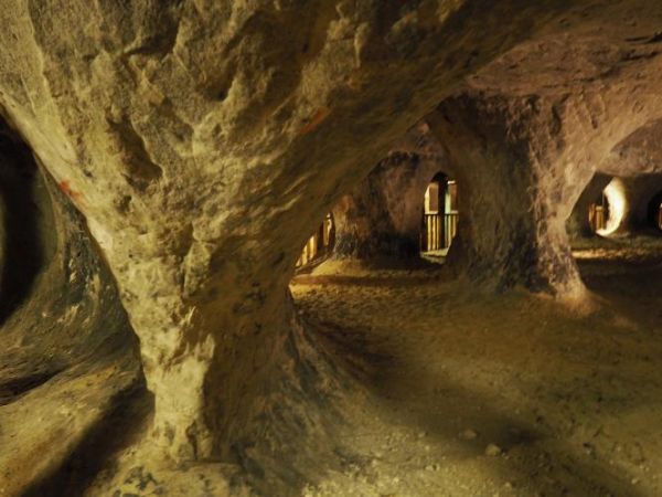 Groty Nagórzyckie - rezerwat przyrody, od zaledwie kilku lat udostępniony do zwiedzania, dla ruchu turystycznego - naniesiony na mapy, są foldery itp.