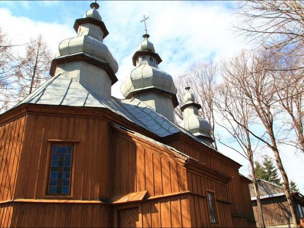 Drewniana greckokatolicka cerkiew parafialna św. Dymitra w Jaworniku Ruskim . Cerkiew zbudowana w 1882 r. w miejsce starszej cerkwi pod tym samym wezwaniem, ist