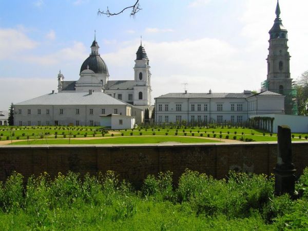 Zespół katedralny na Górze Chełmskiej, po prawej stronie budynek Bractwa Bogarodzicy.